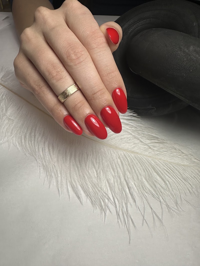 Manicure de gel rojo con acabado perfecto