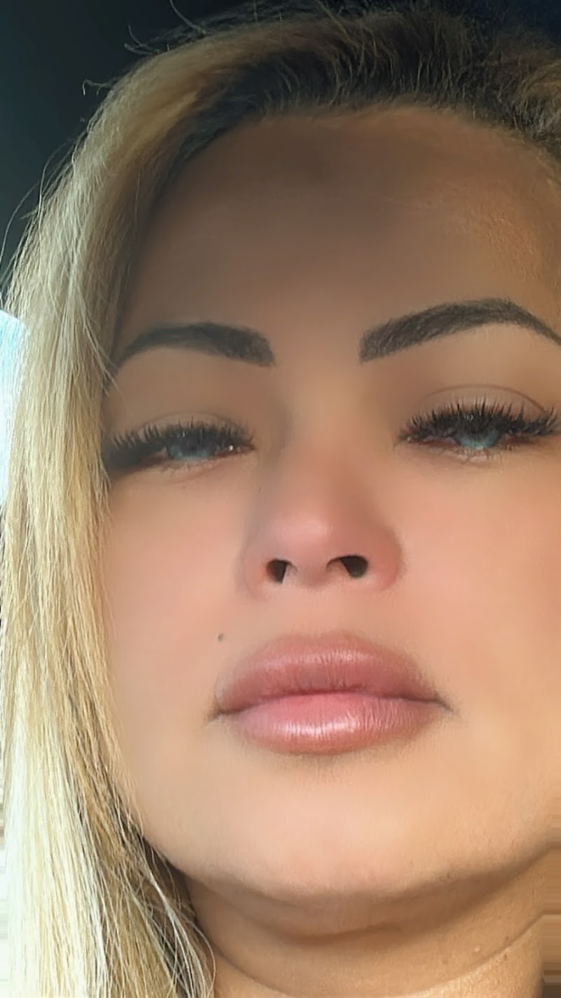 Resultados de extensiones de pestañas y diseño de cejas